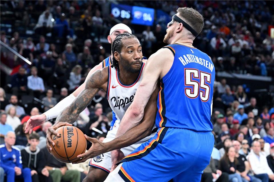 Kawhi Leonard - hier gegen Isaiah Hartenstein - ist der wichtigste Spieler der LA Clippers. (Archiv-Foto)Wally Skalij/AP/dpa