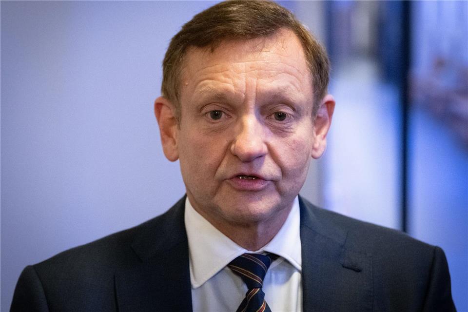 Kay Gottschalk, stellvertretender Bundessprecher und Bundestagsabgeordneter und der Vertreter der AfD vor Gericht. (Archivbild) Soeren Stache/dpa