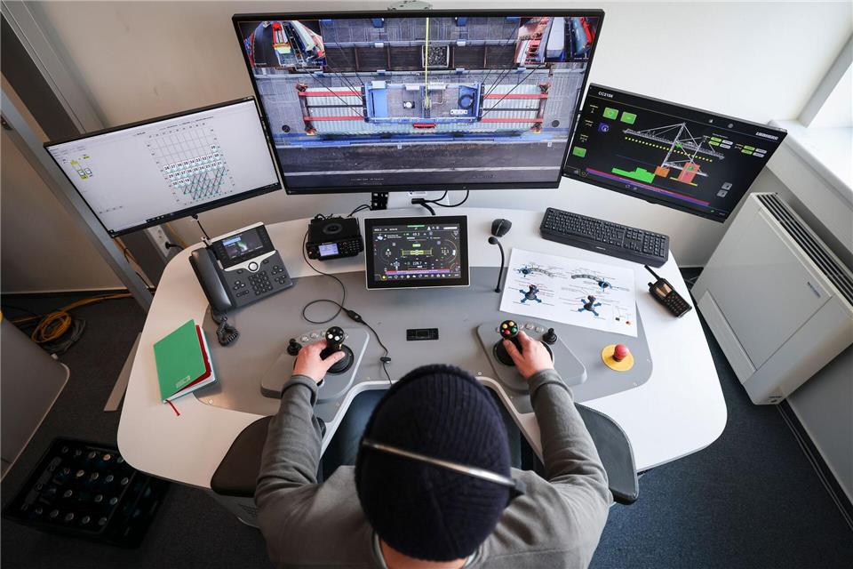 Kay Stolzenburg steuert vom Büro aus eine Containerbrücke. Christian Charisius/dpa