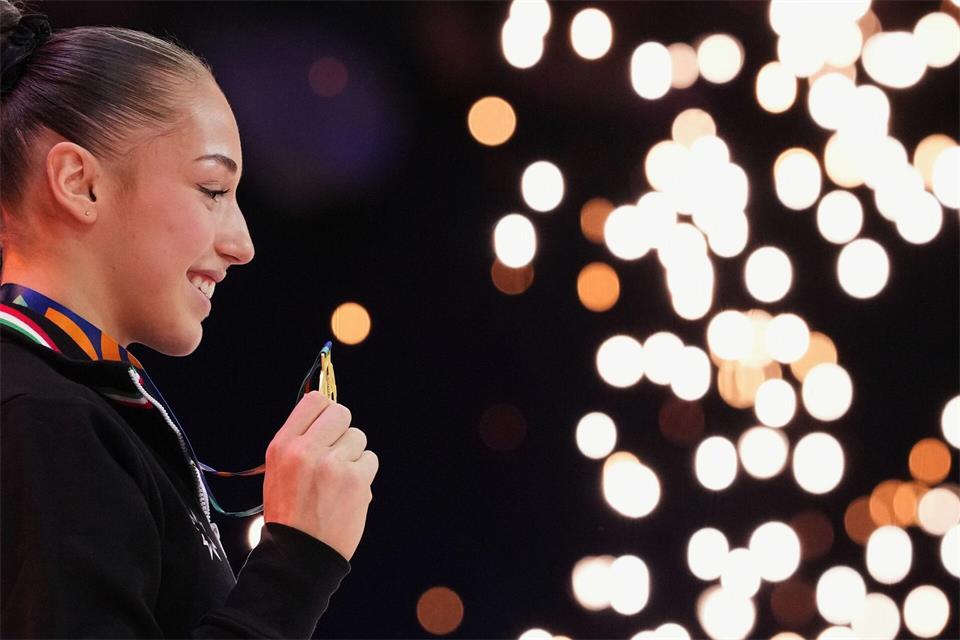 Kaylia Nemour freut sich über ihre zweite Goldmedaille.Francisco Seco/AP/dpa
