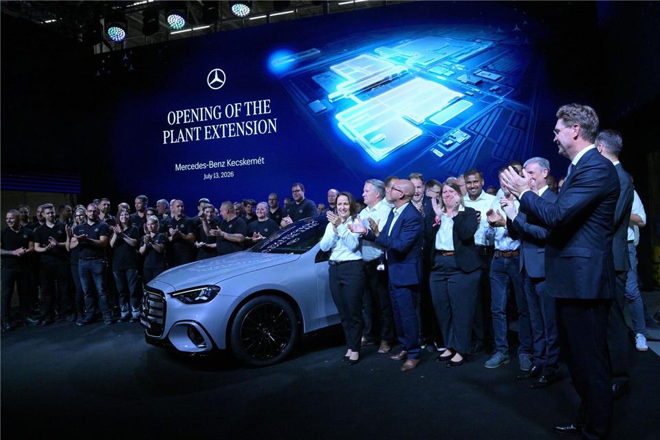 Kecskemét (Ungarn): Mehr Werk, neues E‑Modell – Mercedes-Benz eröffnet Erweiterung und zeigt elektrische C‑KlasseZsolt Szigetvary/MTI via AP/dpa