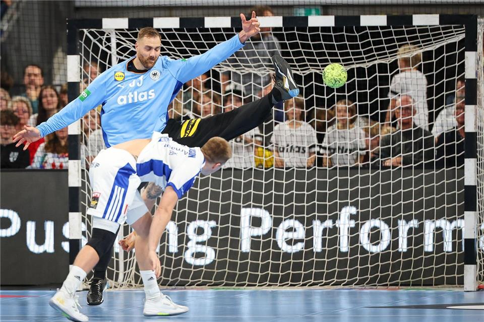 Keeper Andreas Wolff (hinten) - ein Erfolgsgarant der deutschen Handballer. Daniel Karmann/dpa