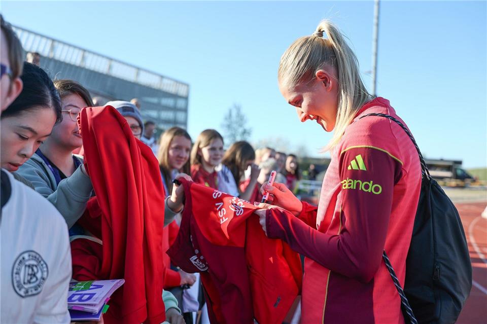 Kehrt in die Startelf der DFB-Auswahl zurück: Abwehrchefin Janina Minge. (Archivbild)Daniel Löb/dpa