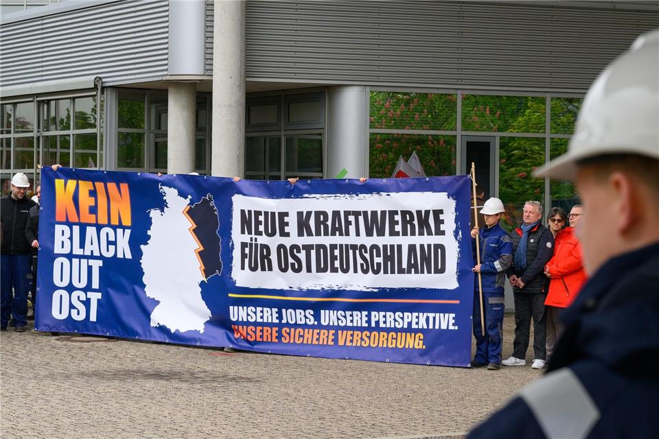 „Kein Blackout Ost“: Beschäftigte des Energiekonzerns Leag haben im Mai gegen Pläne des Bundeswirtschaftsministeriums zum Bau neuer Gaskraftwerke protestiert, weil sie Nachteile befürchten. (Archivbild)Patrick Pleul/dpa