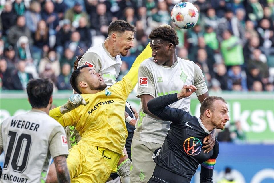 Kein Durchkommen: Werders Hintermannschaft mit dem überragenden Torwart Mio Backhaus verteidigt beim 1:0 in Wolfsburg ihr Tor.Andreas Gora/dpa