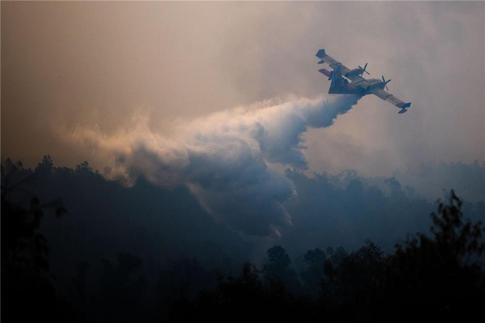 Kein Ende der Brände in Südeuropa: Ein Löschflugzeug bekämpft einen Waldbrand in Spanien.Clara Carrasco/EUROPA PRESS/dpa