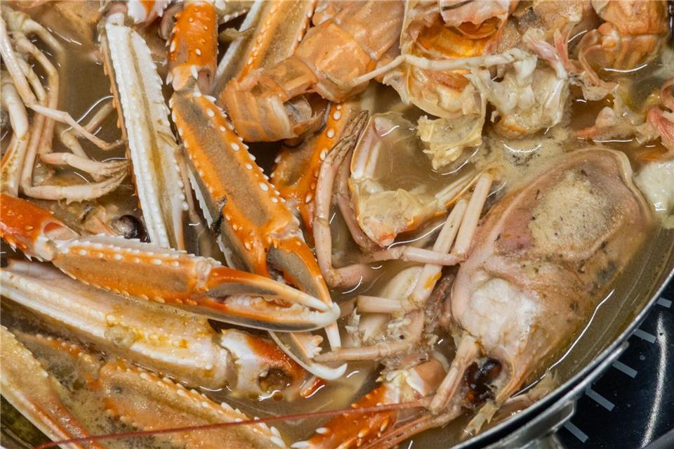 Kein Fall für die Tonne, sondern für den Kochtopf: Aus Schalen und Co. lässt sich ein Fond kochen, der sich perfekt für Risotto eignet. Andreas Drouve/dpa-tmn