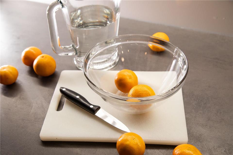 Kein Fan von der weißen Haut? Mit einem Hack sollen sich Clementinen besser schälen lassen.Christin Klose/dpa-tmn