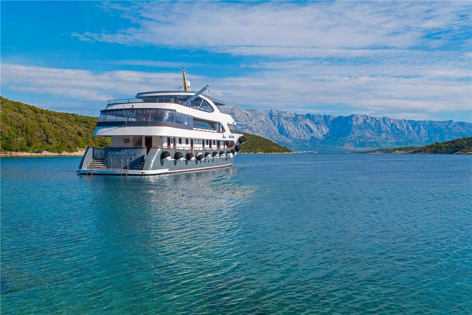 Kein Fluss, sondern Küste: Die Jacht „My Solaris“ schippert für Thurgau Travel die kroatische Adria entlang.Thurgau Travel AG/dpa-tmn