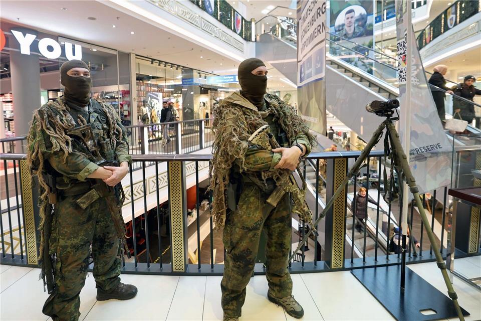 Kein Grund zur Beunruhigung: Diese Bundeswehr-Scharfschützen suchen in einer Schweriner Einkaufspassage höchstens neue Kolleginnen und Kollegen.Bernd W�stneck/dpa