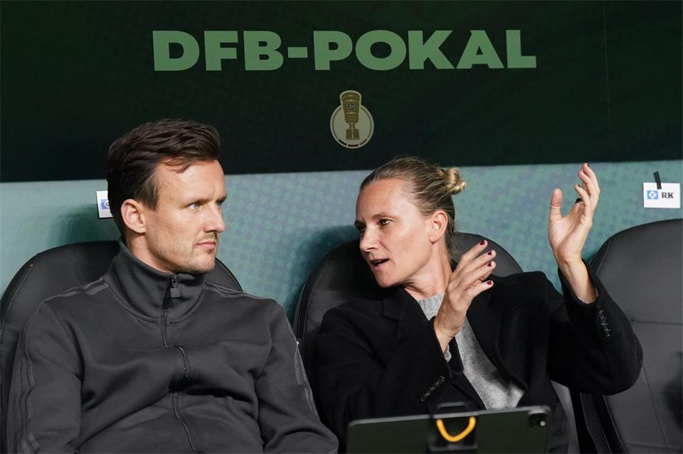 Kein Jammern über die Personallage: HSV-Sportdirektor Claus Costa (l) mit Sportvorständin Kathleen Krüger. Marcus Brandt/dpa
