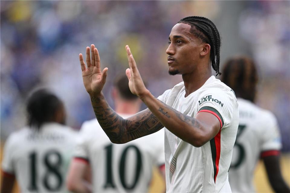 Kein Jubel: Der bei Fluminense ausgebildete Angreifer João Pedro hebt nach seinem Tor für Chelsea entschuldigend die Hände. Sven Hoppe/dpa