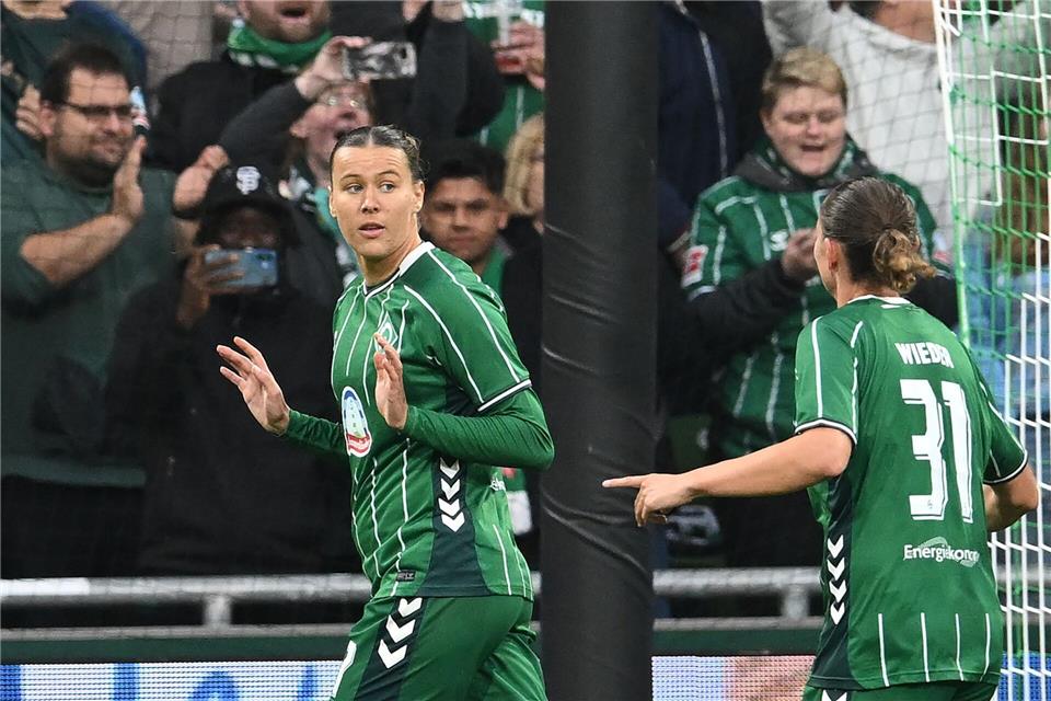 Kein Jubel gegen den Ex-Club: Werders  Larissa Mühlhaus nach ihrem Elfmeter-Tor gegen den Hamburger SV.Carmen Jaspersen/dpa