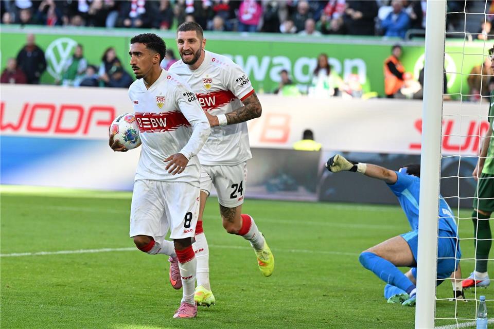 Kein Jubel nach dem Tor aus Respekt vor seinem Ex-Club: Stuttgarts Tiago Tomas (l) nach dem 1:0 gegen den VfL WolfsburgSwen Pförtner/dpa