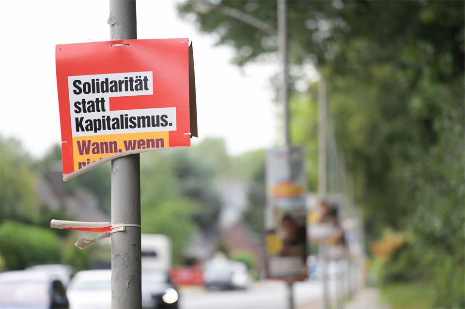 Kein Kavaliersdelikt: Die Beschädigung von Wahlplakaten kann rechtliche Konsequenzen nach sich ziehen.picture alliance/dpa