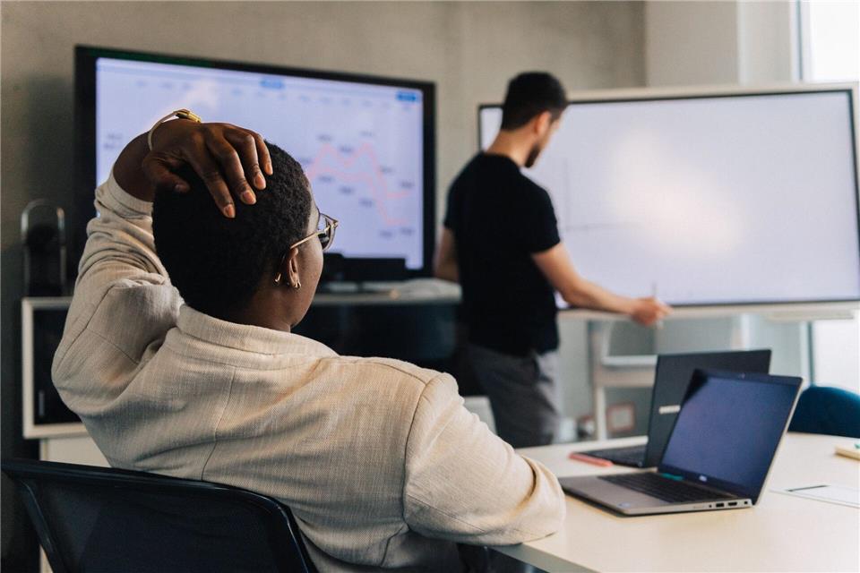 Kein Meeting nach 18 Uhr: Wer sich das vornimmt, sollte auch konsequent nur vor dieser Zeit an Meetings teilnehmen.Zacharie Scheurer/dpa-tmn