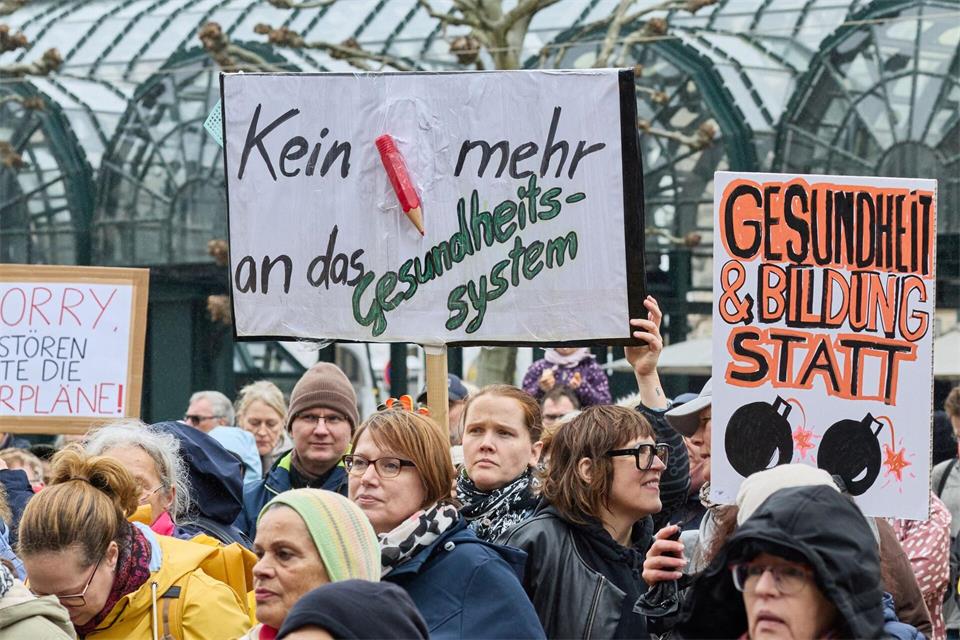 „Kein Rotstift mehr an das Gesundheitssystem“ fordern Demonstranten auf dem Hamburger Rathausmarkt. Georg Wendt/dpa
