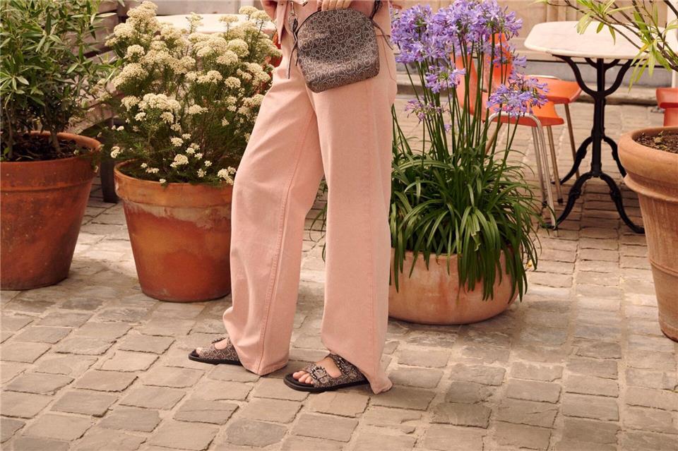 Kein Sommer ohne Sandalen. Auch flache oder derbere Exemplare sind in diesem Sommer häufig zu sehen. Hier ein Modell von Floris van Bommel (ca. 170 Euro).Floris van Bommel/dpa-tmn