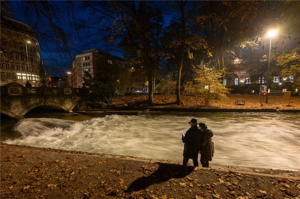 Kein Surfer auf dem Münchner Eisbach - denn die bekannte Welle funktioniert nicht mehr. Die Surfer rätseln über die Gründe. (Archivbild)Peter Kneffel/dpa