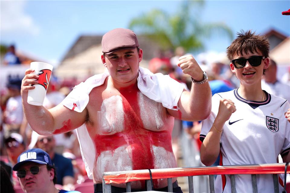 Kein T-Shirt nötig: England-Fans bei einem Freundschaftsspiel in Florida. Bradley Collyer/PA Wire/dpa