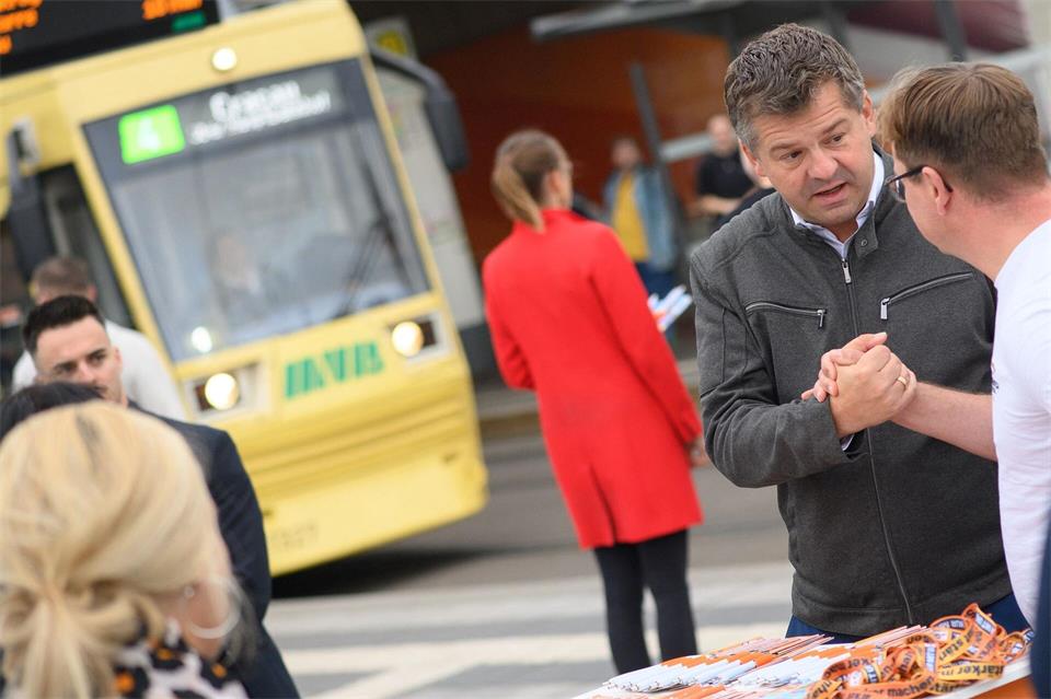 Kein Termin war Sven Schulze (CDU) zu klein, um Bürger und Unternehmer zu treffen. (Archivbild)Klaus-Dietmar Gabbert/dpa
