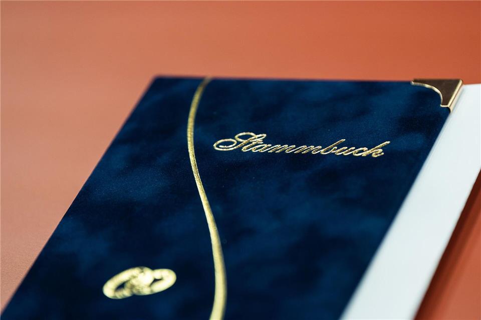 Kein Testament? Dann müssen entfernte Verwandte für eine Erbschaft ihre Verwandtschaft beweisen – etwa durch ein Familienstammbuch.picture alliance/dpa