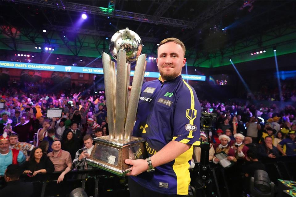 Kein Titel bei der Jugend-WM für den Profi-Weltmeister: Luke Littler. (Archivbild)Kirsty Wigglesworth/AP/dpa