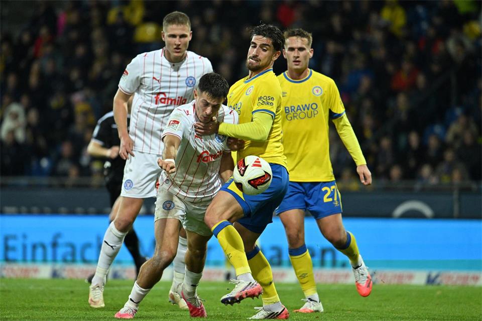 Kein Vorbeikommen: Adrian Kapralik von Holstein Kiel im Zweikampf mit dem Braunschweiger Fabio Di Michele Sanchez.Swen Pförtner/dpa