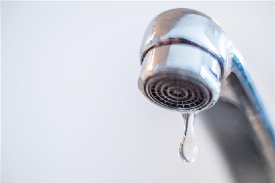 Kein Wasser: 250 Haushalte in Celle sind nach einem Rohrbruch von der Versorgung abgeschnitten. (Symbolbild)Lino Mirgeler/dpa