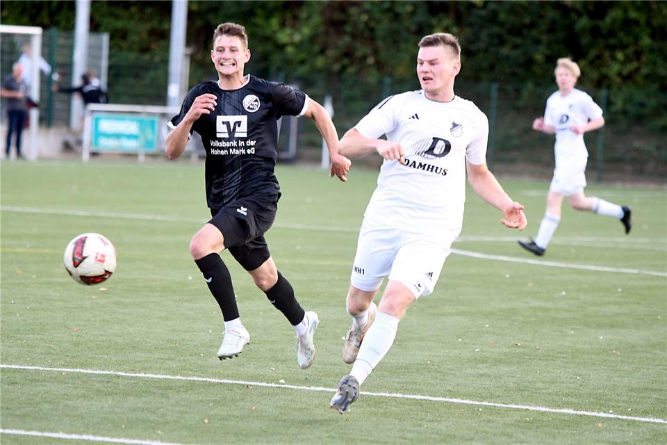Kein guter Abend: Luca Knüver (links), der hier gegen den Holtwicker Otis Stähler zu spät kommt, verschoss einen Elfmeter und unterlag mit dem SC Reken 0:3.