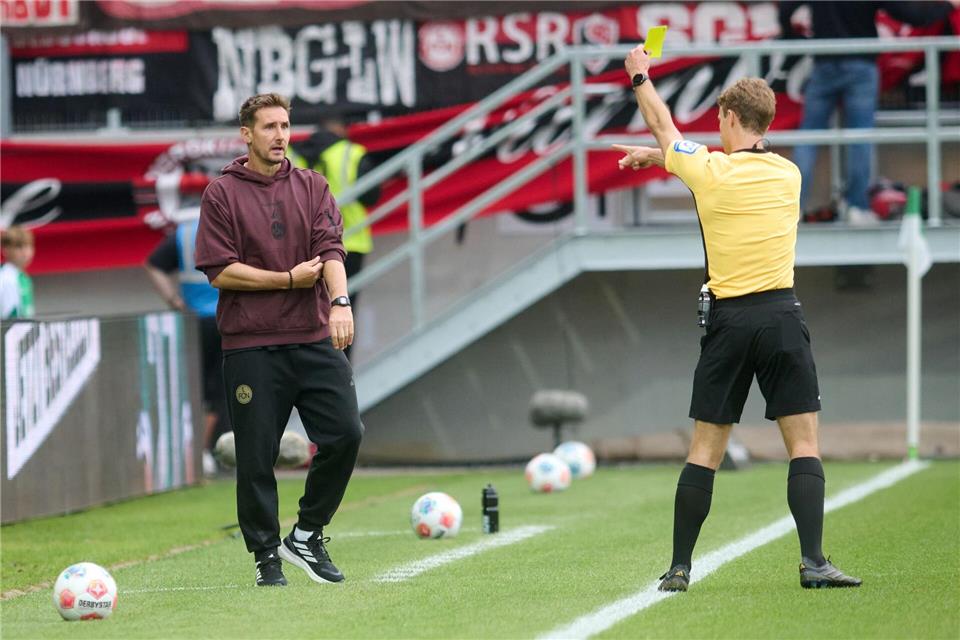 Kein guter Abend für Nürnbergs Trainer Miroslav Klose - diese Gelbe Karte durch Schiedsrichter Jarno Wienefeld aber erhielt sein Co-Trainer Javier Pinola hinter ihm. Bernd Thissen/dpa