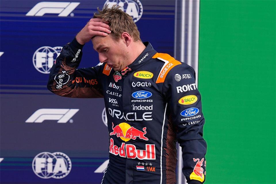 Kein guter Tag für Max Verstappen: Er scheidet nach einem heftigen Crash aus.  Darko Bandic/AP/dpa