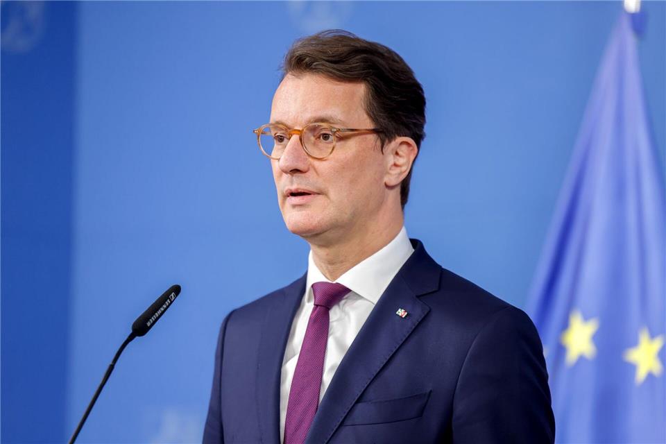 Kein guter Tag für Nordrhein-Westfalens Ministerpräsident Hendrik Wüst (CDU): Der Rücktritt seiner Fluchtministerin Josefine Paul (Grüne) setzt ihn unter Erklärungszwang. Thomas Banneyer/dpa