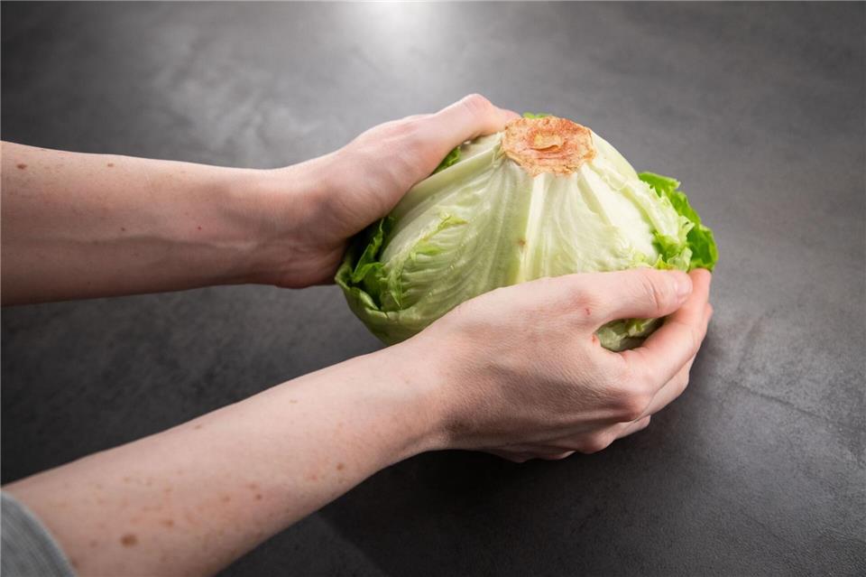 Kein mühsames Schneiden: Ein einfacher Trick soll das Putzen von Kopfsalat erleichtern.Christin Klose/dpa-tmn