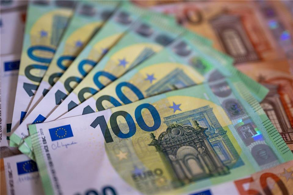 Kein schlechter Fund: in der Tasche waren über 1.000 Euro in bar. (Symbolbild)Monika Skolimowska/dpa