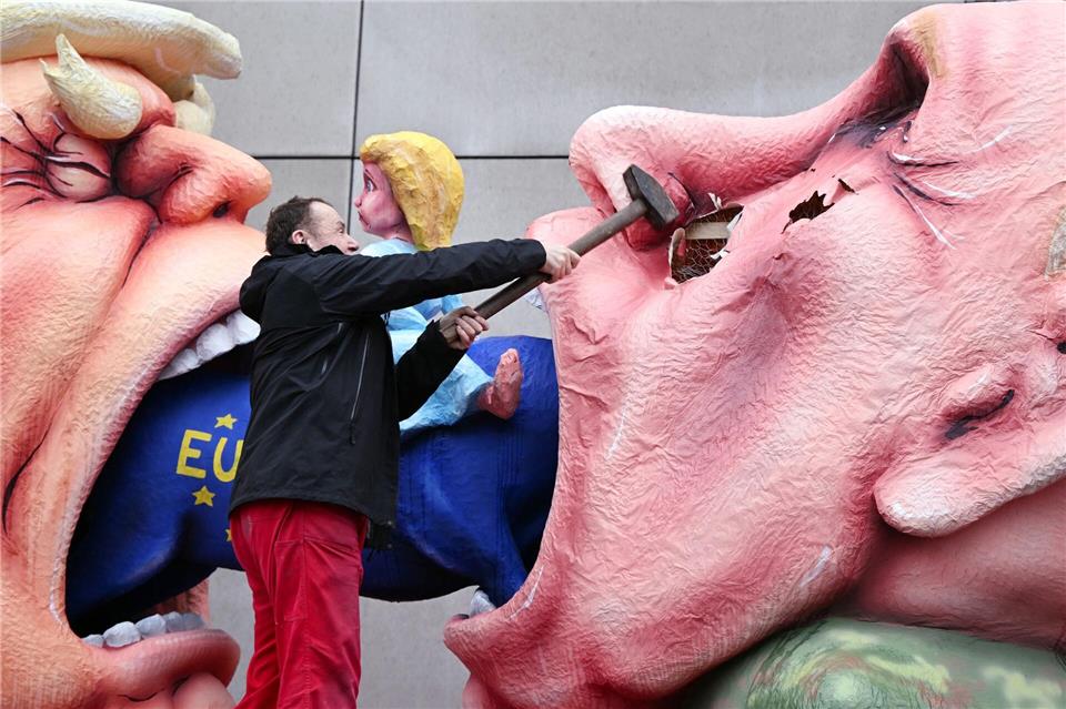Keine 24 Stunden nach Rosenmontag reißt Jacques Tilly mit dem Hammer einige seiner berühmten Mottowagen ab.Federico Gambarini/dpa