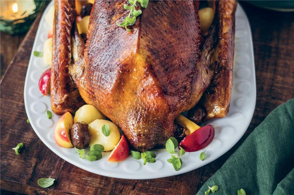 Keine Angst vor der Weihnachtsgans! Mit ein paar einfachen Schritten gelingt der Klassiker knusprig und aromatisch.Lisa Nieschlag/Hölker Verlag/dpa-tmn