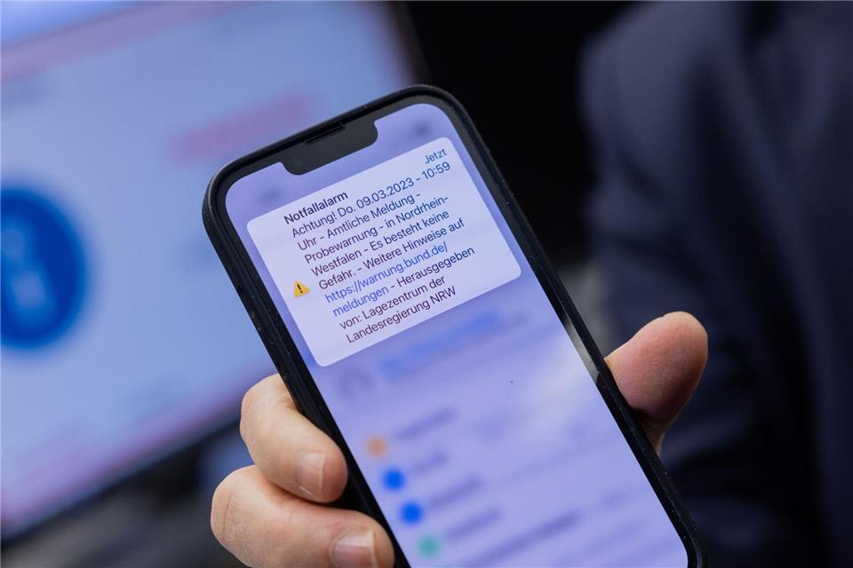 Keine App nötig: Den Empfang von Cell-Broadcast-Nachrichten beherrschen viele neuere Smartphones ab Werk - das funktioniert auch in einigen beliebten Reiseländern, darunter Griechenland.picture alliance/dpa