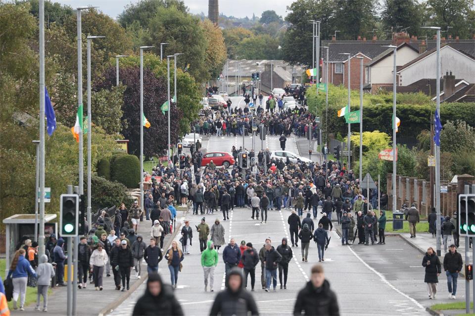 Keine Bewegung: Die umstrittene Parade bleibt seit den Morgenstunden blockiert. Peter Morrison/PA Wire/dpa