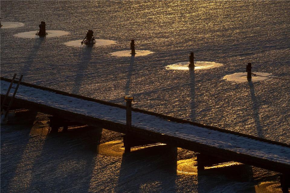 Keine Boote im zugefrorenen Anglerhafen.Stefan Sauer/dpa