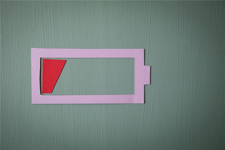 Keine Energie? Wer immer wieder von Müdigkeit, Erschöpfung und Antriebslosigkeit geplagt wird, könnte von einer Schilddrüsenunterfunktion betroffen sein. picture alliance / dpa-tmn
