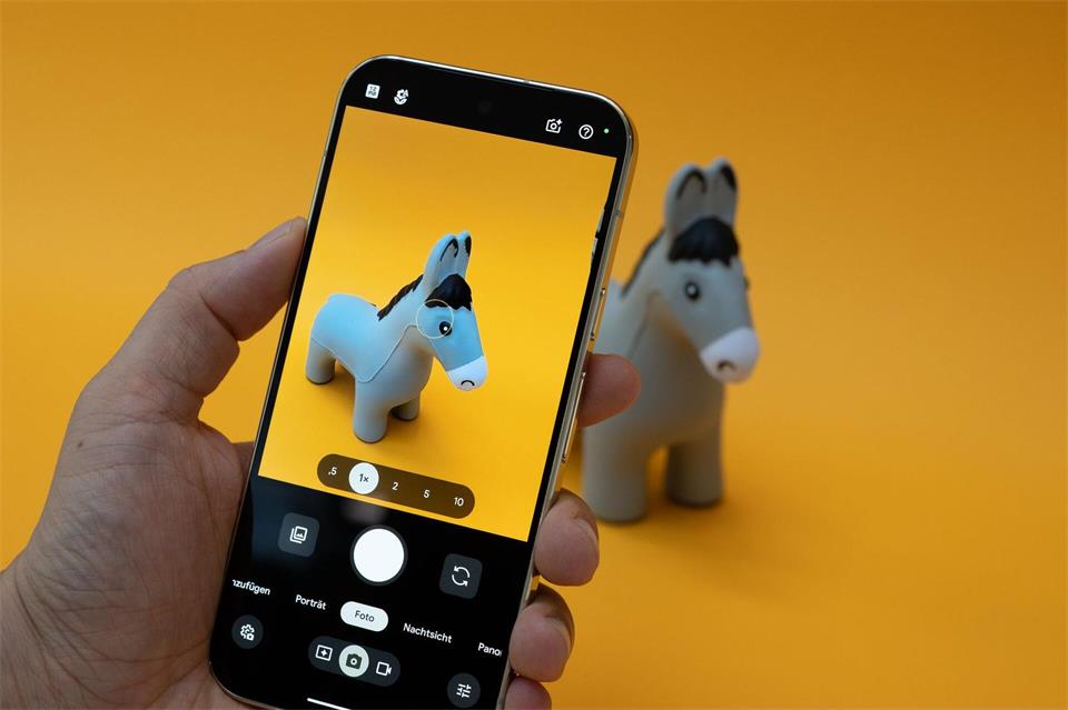 Keine Eselei: Im Test des Fachportals „DXOMark“ erreichten die Kameras der Pixel-11-Pro-Telefone Spitzenplätze.Nico Tapia/dpa-tmn