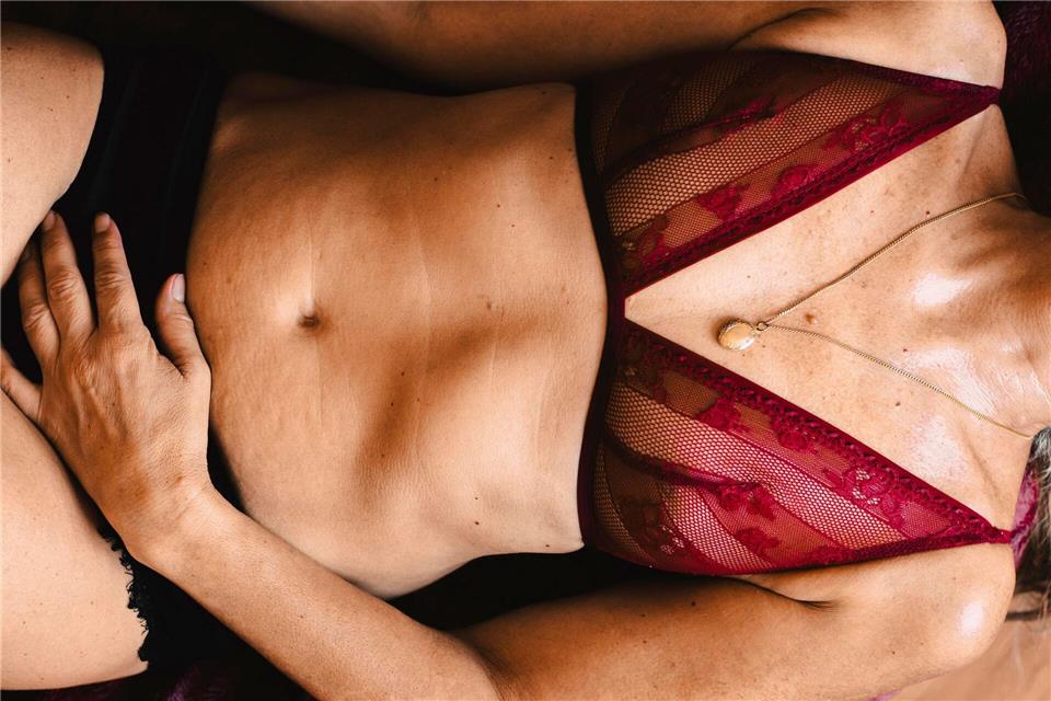 Keine Frage des Alters: Auch mit 60+ kann es sich richtig gut anfühlen, Intimität mit sich selbst zu erleben. picture alliance / Westend61