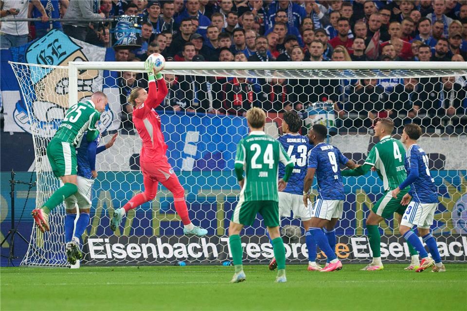 Keine Gefahr für Schalke-Keeper Karius.Bernd Thissen/dpa