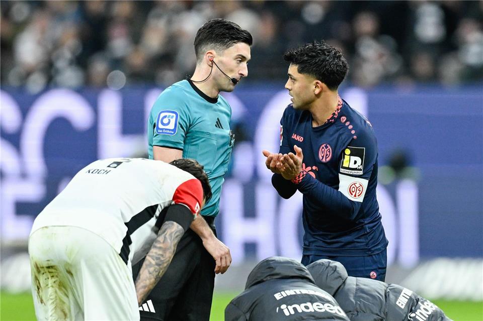 Keine Gnade: Der Mainzer Nadiem Amiri erlebt den Schlusspfiff in Frankfurt neben dem Platz.Uwe Anspach/dpa
