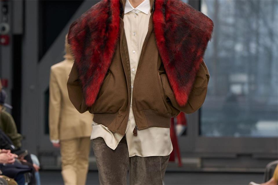 Keine Lust auf Braun in Braun? Modische Farbtupfer gelingen mit Rot. Gut zu sehen an dieser Blouson-Hemd-Kombi von Calvin Klein (Preis auf Anfage). Isidore Montag/Calvin Klein Collection/dpa-tmn