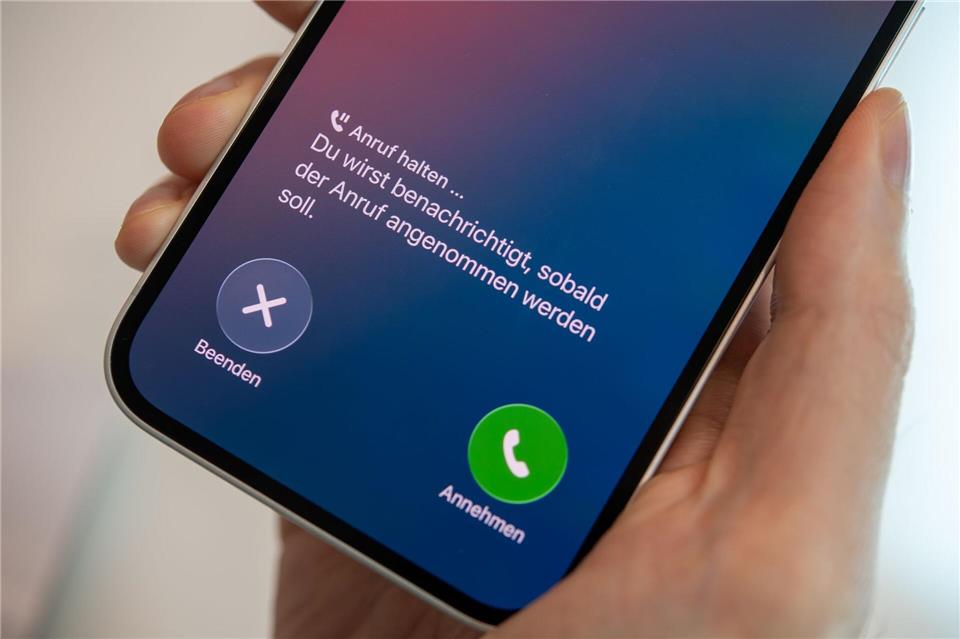 Keine Lust auf Warteschleifenmusik? iOS 26 kann Warteschleifen überwachen und meldet sich, wenn ein Mensch rangeht.Nico Tapia/dpa-tmn