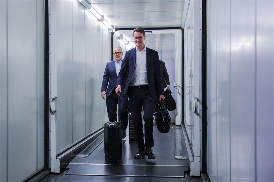 „Keine Region ist gesellschaftlich und wirtschaftlich so eng mit der Türkei verbunden wie Nordrhein-Westfalen“, sagte Wüst zum Auftakt seiner Reise.Rolf Vennenbernd/dpa