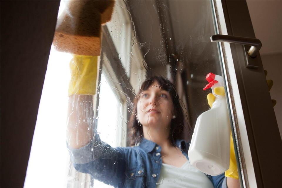 Keine Sonne beim Putzen: Fenster sollten an warmen, bedeckten Tagen gereinigt werden, um Schlieren durch zu schnelles Verdunsten des Wassers zu vermeiden.Silvia Marks/dpa-tmn
