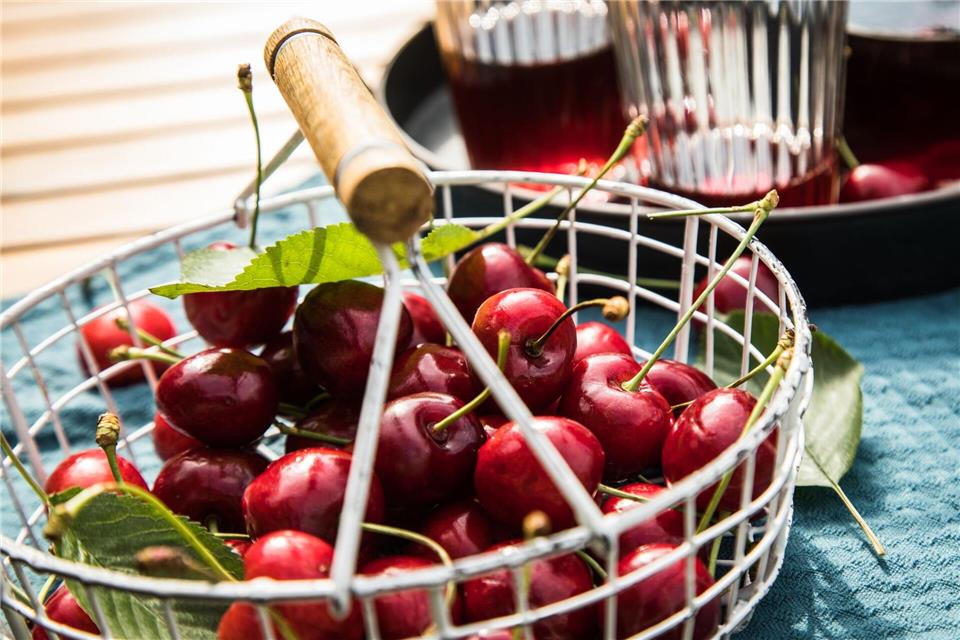 Keine Sorge: Nach Kirschen ein Glas Wasser zu trinken ist erlaubt – der alte Bauchweh-Mythos ist längst widerlegt.picture alliance / dpa-tmn